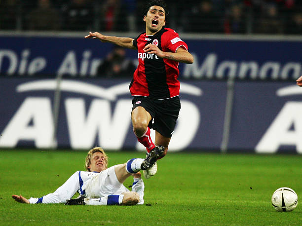 运动员们提 运动员们提