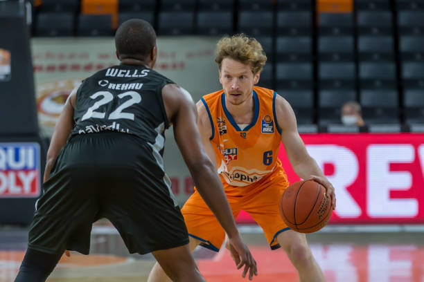 在中场核心 在中场核心